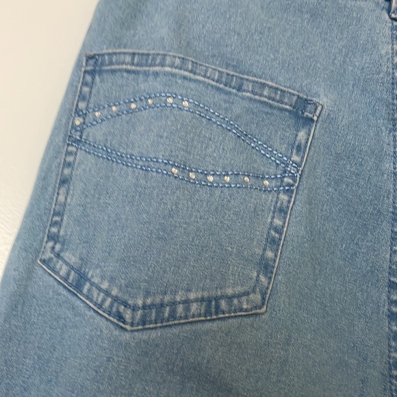 Lafei Star Light Blue Capri Jeans with intricate flower design - Picture 3 of 7